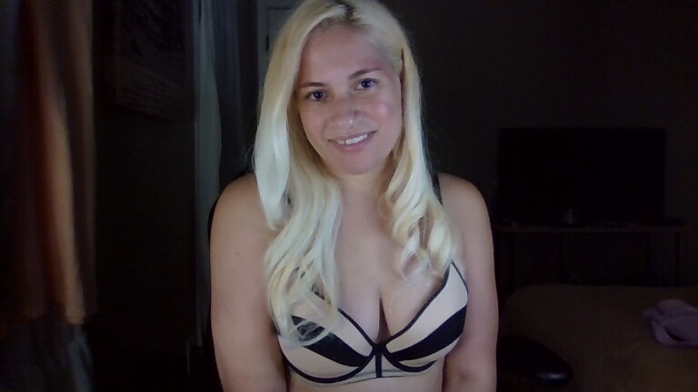 LC24xxx's Streamate show and profile