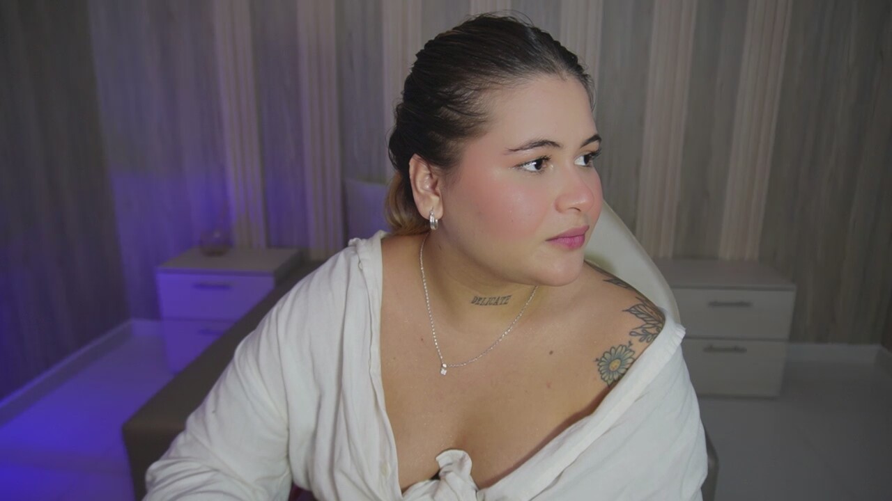 Ela_Curvy