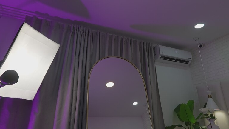 Nina_SnowGB's Streamate show and profile