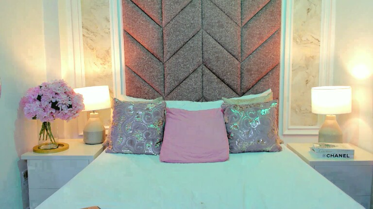 ScarletShinee's Streamate show and profile